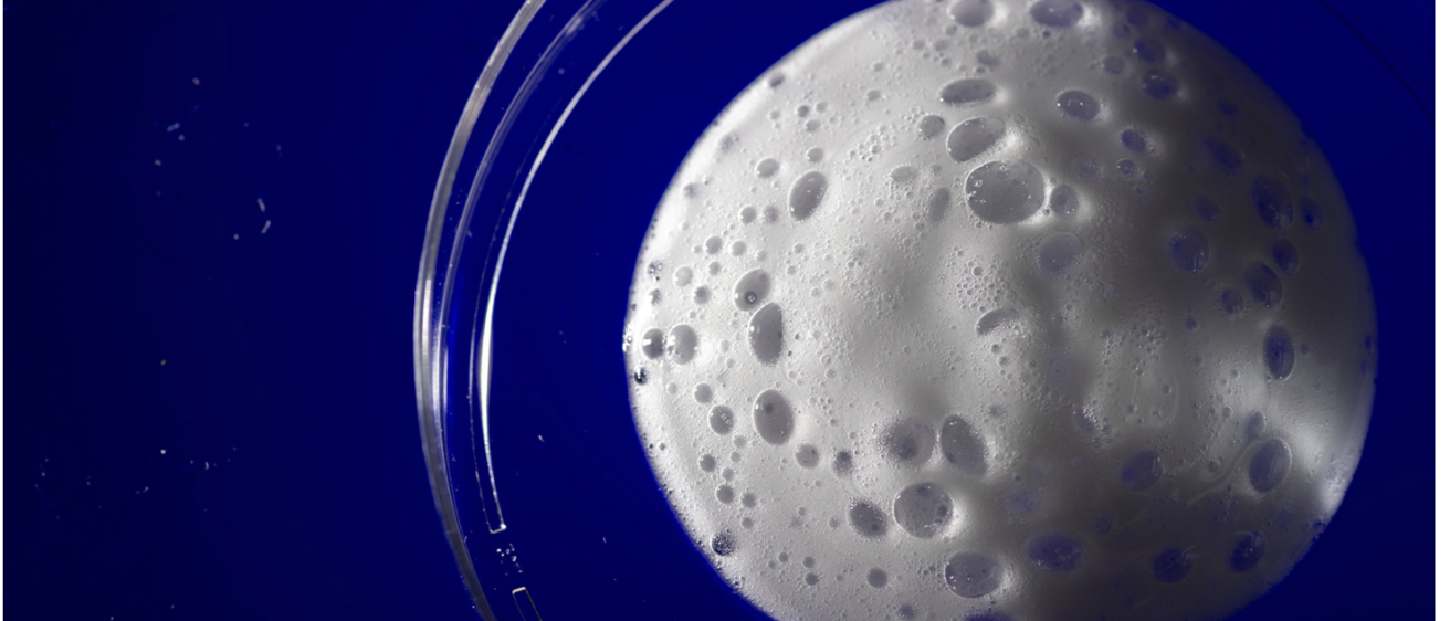 Foam for a gas-entrapping material